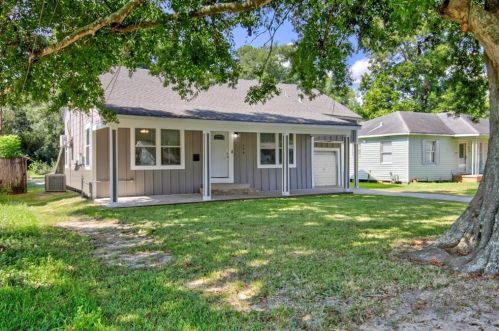 149 Hilldale Dr, Nederland, TX 77627-7623