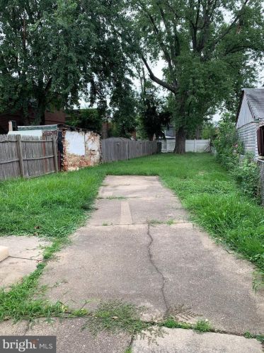 5915 Hegerman St, Philadelphia, PA 19135-4106