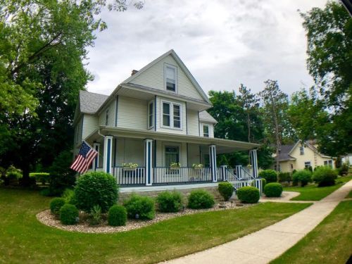 424 Locust St, Momence, IL 60954-1236