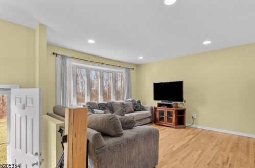 16 Wood St, Port Murray, NJ 07865-4316