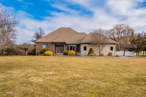 2 Wheatfield Dr, Wallingford CT  06492-5453 exterior