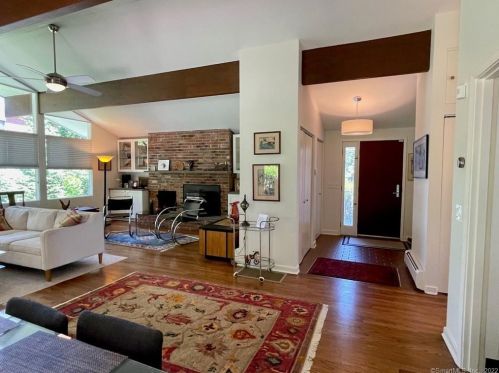10 Dunbar Rd, Quaker Hill CT  06375-1311 exterior
