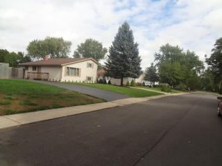 1720 Queens Ct, Carpentersville, IL 60110-1529
