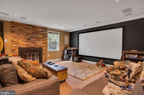 7318 Eggar Woods Ln, Springfield VA  22153-2012 exterior