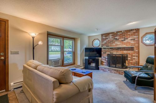 1 Gayle Dr, Derry, NH 03038-7220