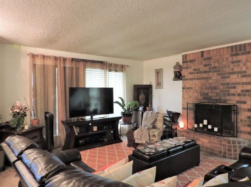 6812 Brentwood Stair Rd, Fort Worth TX  76112-3319 exterior