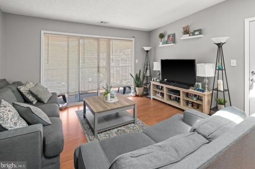 52 Willow Ct, Trenton NJ  08619-4623 exterior