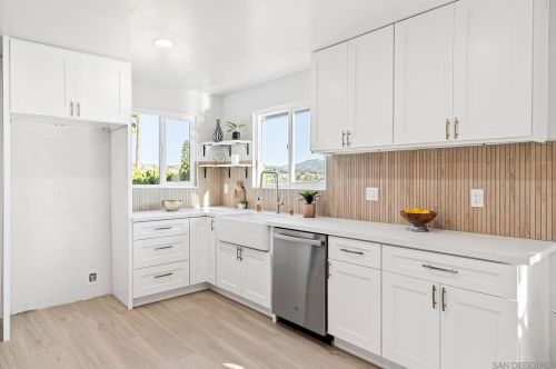 252 Plumosa Ave, Vista CA  92083-8022 exterior