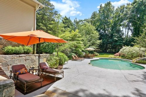17 Carrington Dr, Greenwich CT  06831-3119 exterior