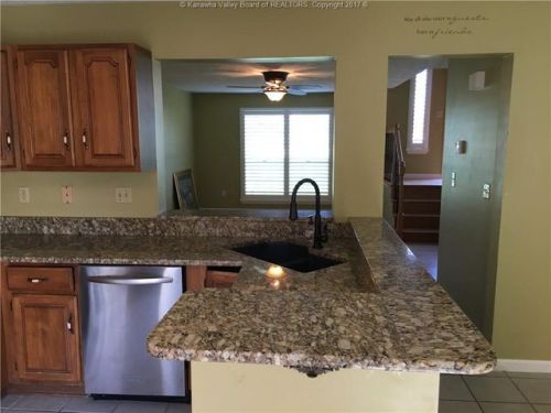 904 Oakbridge Dr, Hurricane, WV 25526-8832