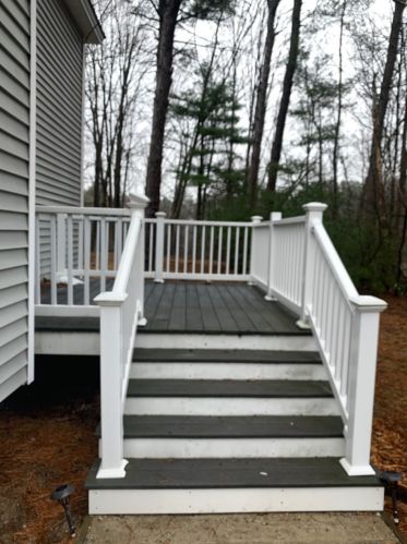 28 Pleasant St, Derry, NH 03038-2643