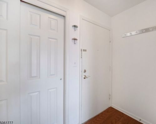 26 Sunrise Dr, Gillette, NJ 07933-1950