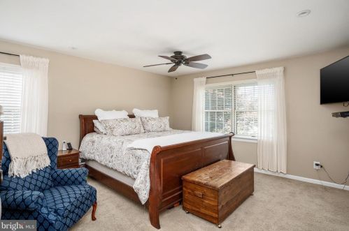 39 Ray Dwier Dr, Trenton NJ  08690-1808 exterior