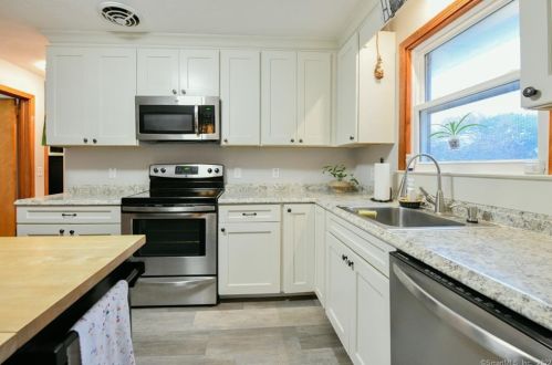 39 Maryland Dr, Middlefield CT  06455-1005 exterior
