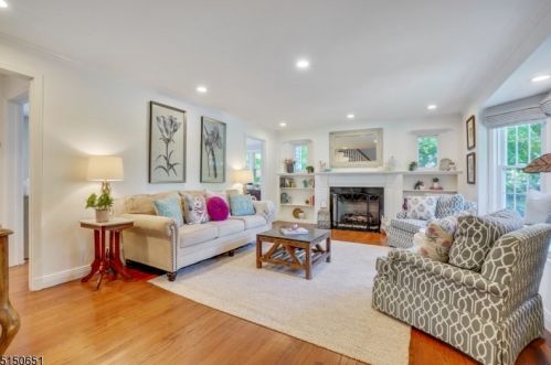 27 Silver Spring Rd, Town Center, NJ 07052-4317