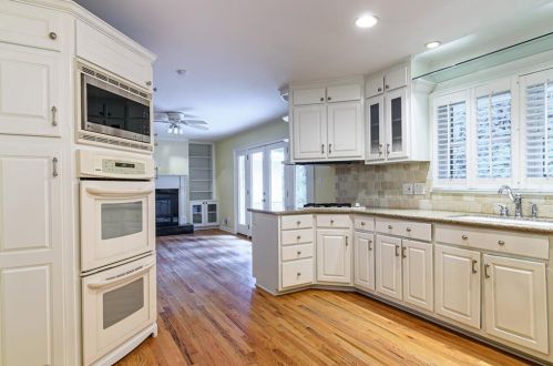1543 Knob Hl Dr, Atlanta GA  30329-3208 exterior