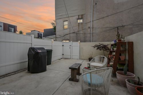 2037 6 St, Philadelphia PA 19140-4528 exterior