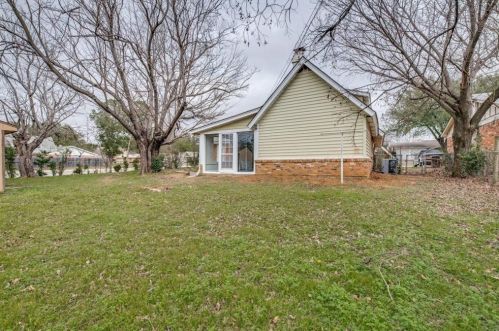 1700 Warren Ln, Fort Worth TX  76112-5723 exterior