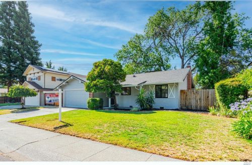 579 Cottonwood St, Vacaville, CA 95688-2556