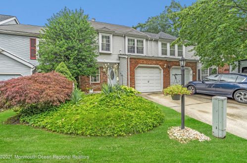 8 Bradford Dr, Old Bridge, NJ 08857-3103