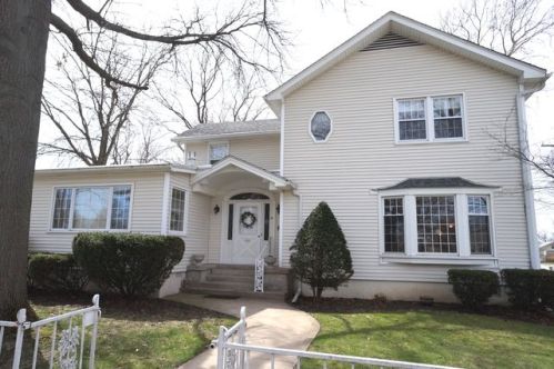 303 Center St, Geneseo, IL 61254-1209
