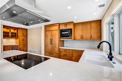 9781 Cathay Cir, Huntington Beach CA  92646-4817 exterior