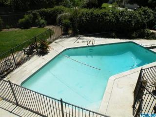 2818 Oak Park Ct, Visalia, CA 93277-8100