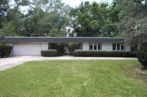 25 Essex Ln, Half Day, IL 60069-3121