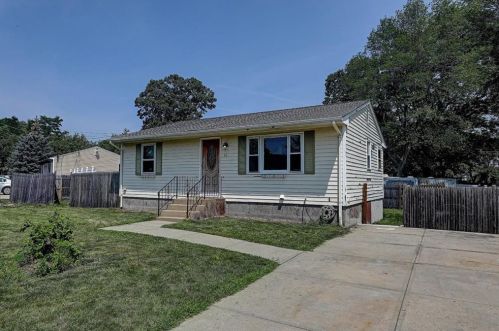 40 Ethan St, Warwick, RI 02888-3906