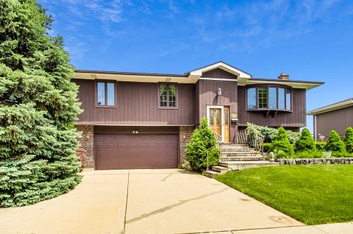 6241 Kirschoff St, Des Plaines, IL 60018-4348