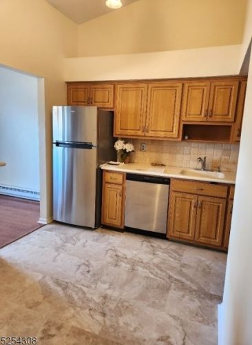 60 Overlook Dr, Clinton, NJ 08809-1133