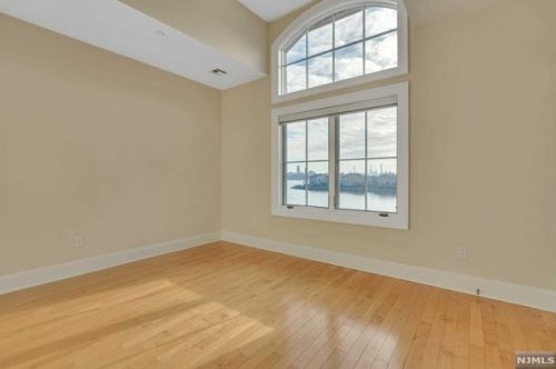 23 Moorings Ln, Edgewater NJ  07020-4300 exterior