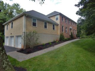 4 Saxton Ln, Lebanon, NJ 08833-5004