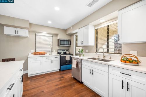 8711 Bradshaw Rd, Elk Grove, CA 95624-1423