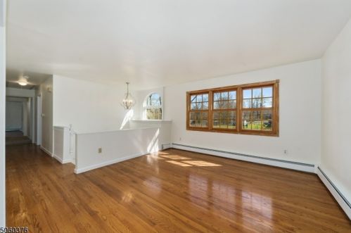 8 Underrock Dr, Sparta, NJ 07871-3133