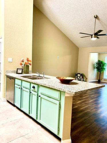 643 Country Grove Cir, Pearland, TX 77584-2049