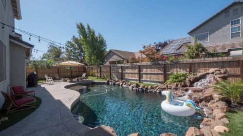 1923 Hyde Park Ln, Manteca, CA 95336-7033