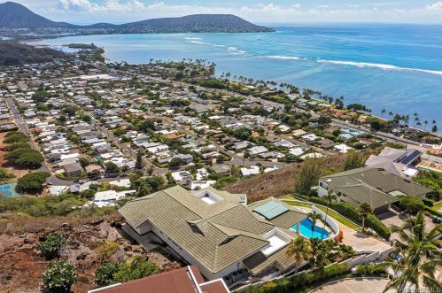 410 Lelekepue Pl, Honolulu, HI 96821-2521