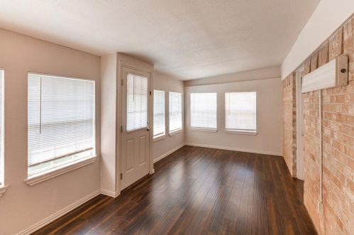 1808 Lake Shore Ct, Fort Worth TX  76103-1512 exterior