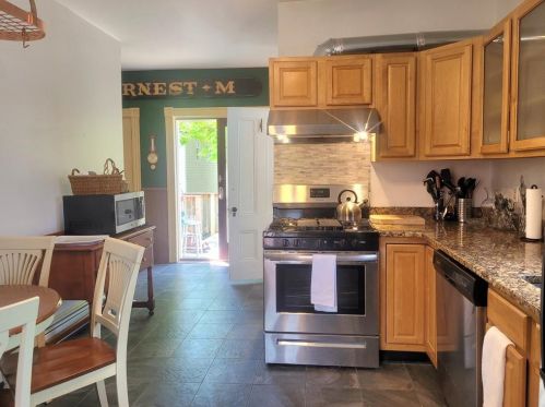 11 Byrnes St, Middletown RI  02840-4061 exterior