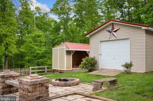 53 Bob White Dr, Harpers Ferry WV  25425-5810 exterior