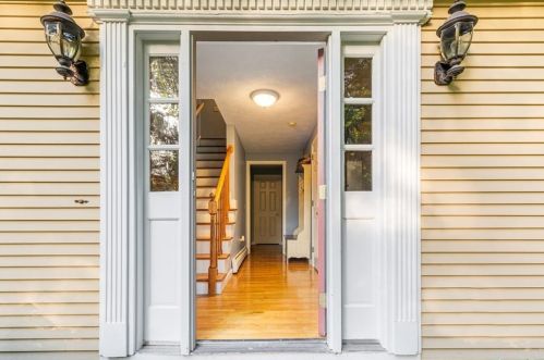 85 Oak Dell Cir, Warwick, RI 02818-1903