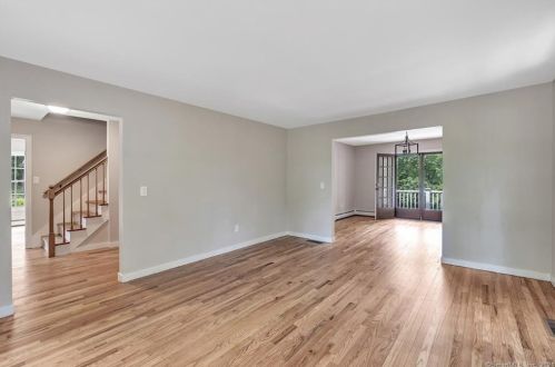 8 Captains Watch, Huntington CT  06484-5914 exterior