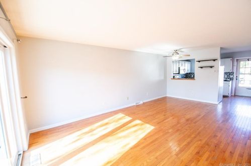 31 Commodore Cmns, Derby, CT 06418-2151