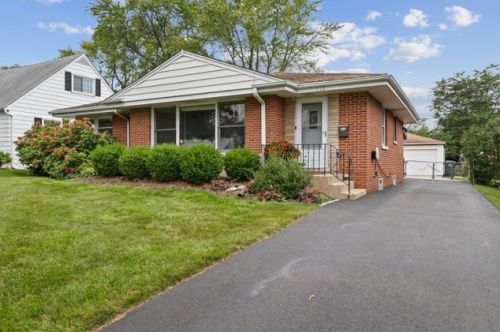 112 Pine St, Mount Prospect, IL 60056-2437