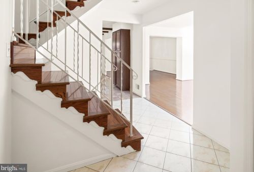 7424 Willshire Hunt Ct, Springfield VA  22153-1366 exterior