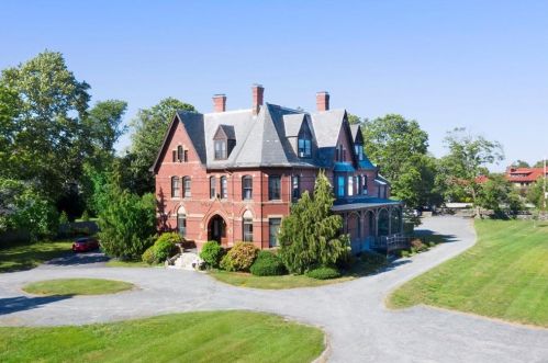 30 Red Cross Ave, Middletown, RI 02840-3353