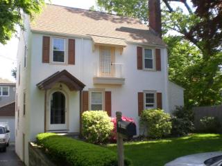 46 Almira Dr, Greenwich CT  06831-5139 exterior