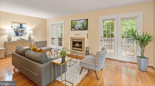 7223 Olde Lantern Way, Springfield VA  22152-3568 exterior
