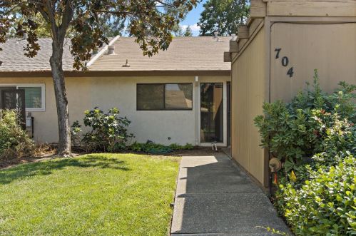704 Barcelona Ave, Davis, CA 95616-0102